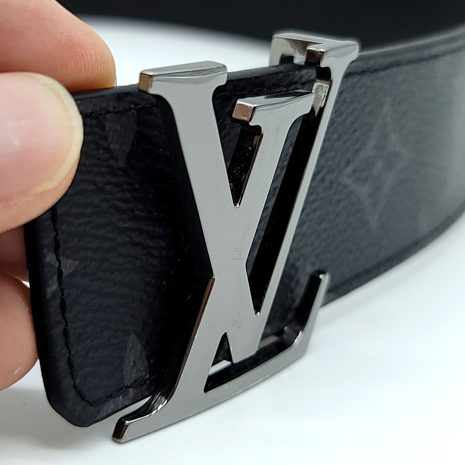 .com: Louis Vuitton Eclipse Canvas LV Initiales 40mm Reversible Belt  (90 cm) : Clothing, Shoes & Jewelry