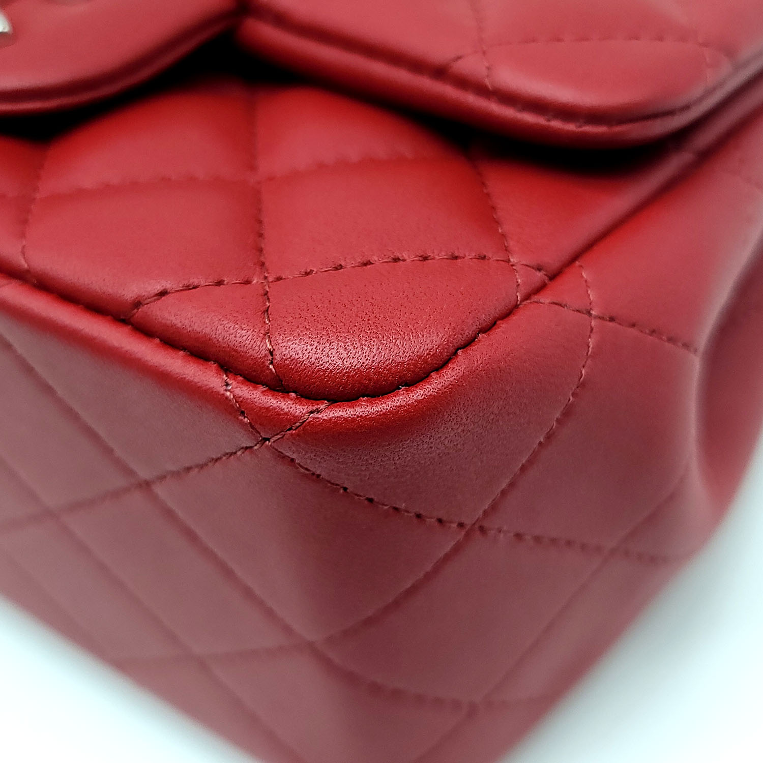 Chanel Red Mini Square Classic Flap Bag – Dina C's Fab and Funky  Consignment Boutique