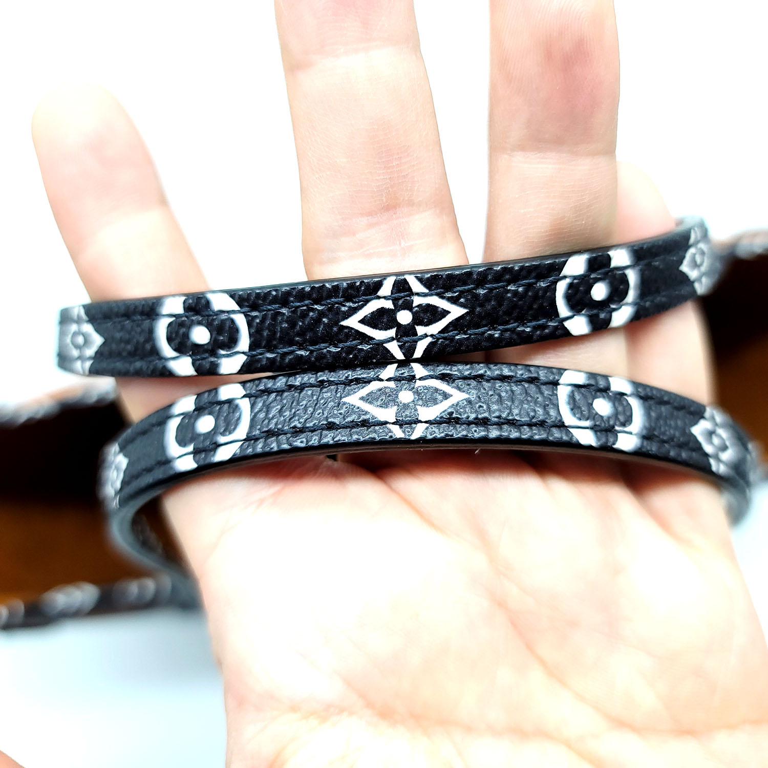 Louis Vuitton Crafty Neverfull MM with Pouch - Image 17