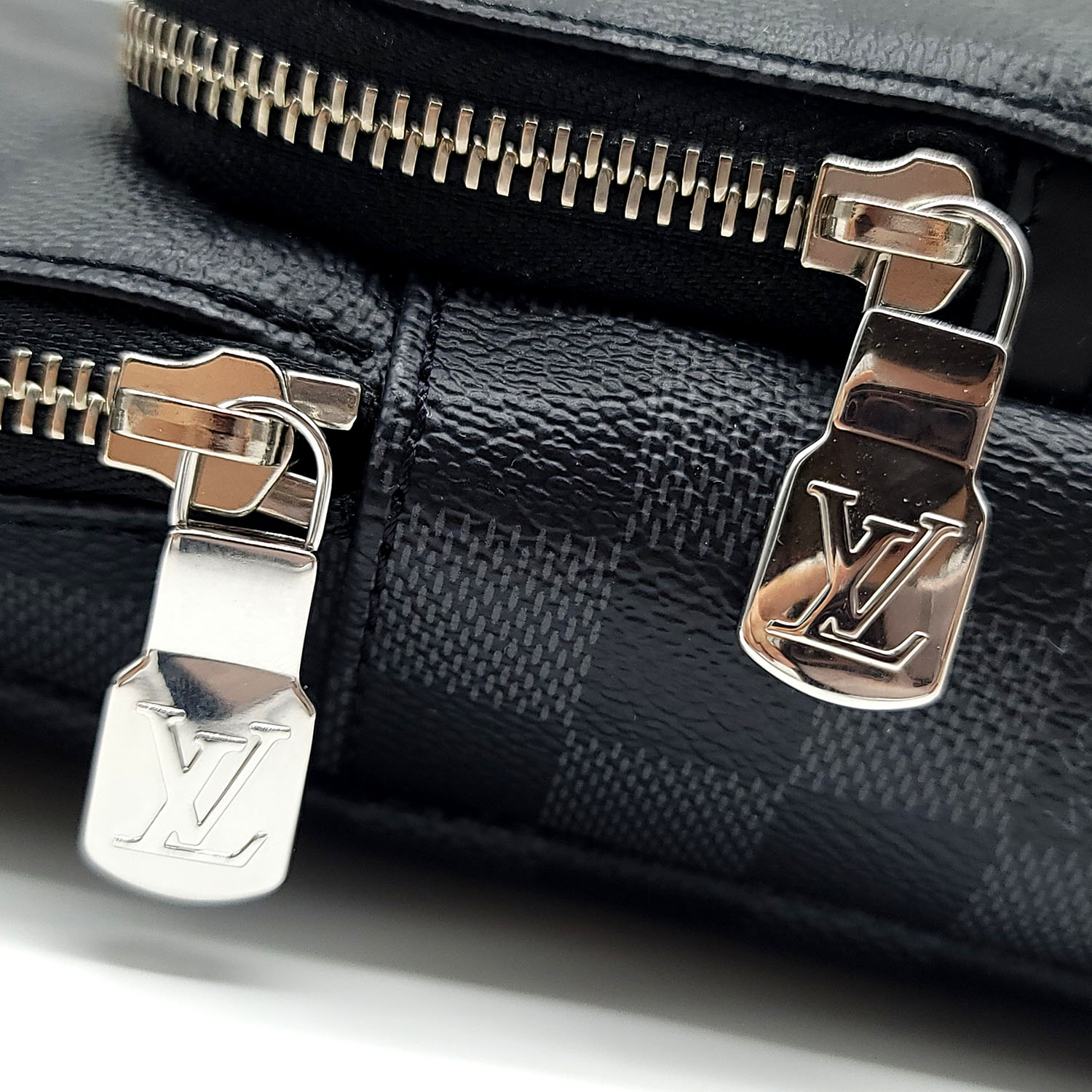 Louis Vuitton LV Avenue slingbag new Grey ref.661636 - Joli Closet
