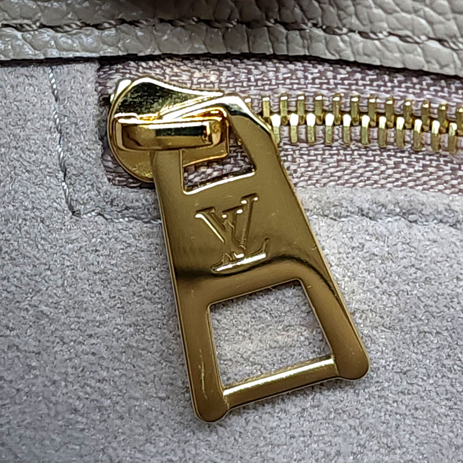 Louis Vuitton On the Go MM Turtle Dove Empreinte Leather – J